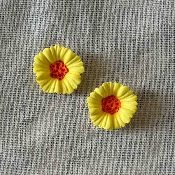 Daisy Stud - Yellow
