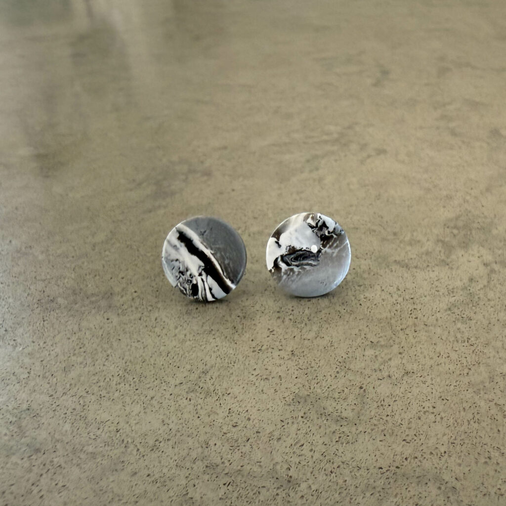 B+W Marble Round Stud